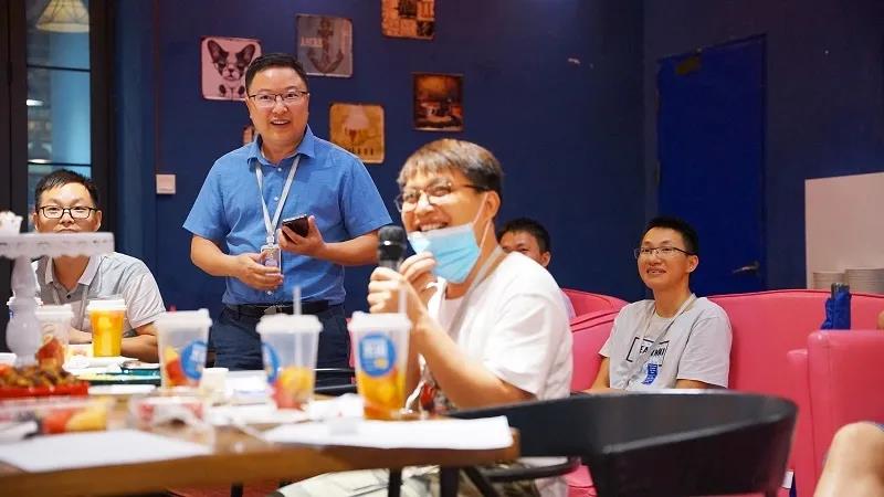 云里物里顺利召开8月份优秀员工&优秀新人表彰大会