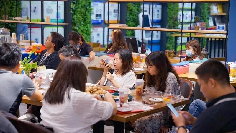 云里物里顺利召开8月份优秀员工&优秀新人表彰大会