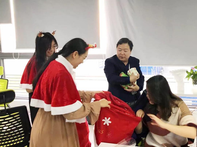 2019年圣诞节云里物里小姐姐化身麋鹿派发礼物