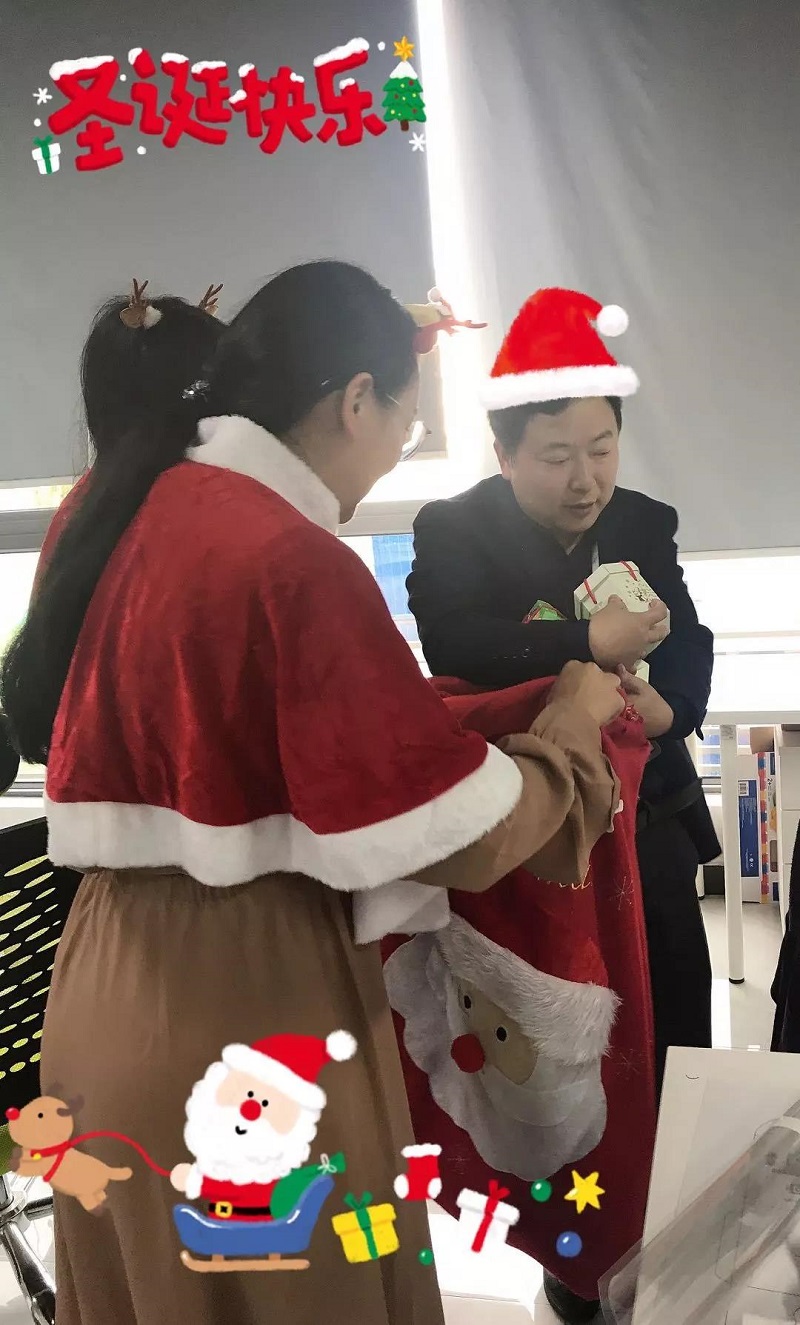 2019年圣诞节云里物里小姐姐化身麋鹿派发礼物