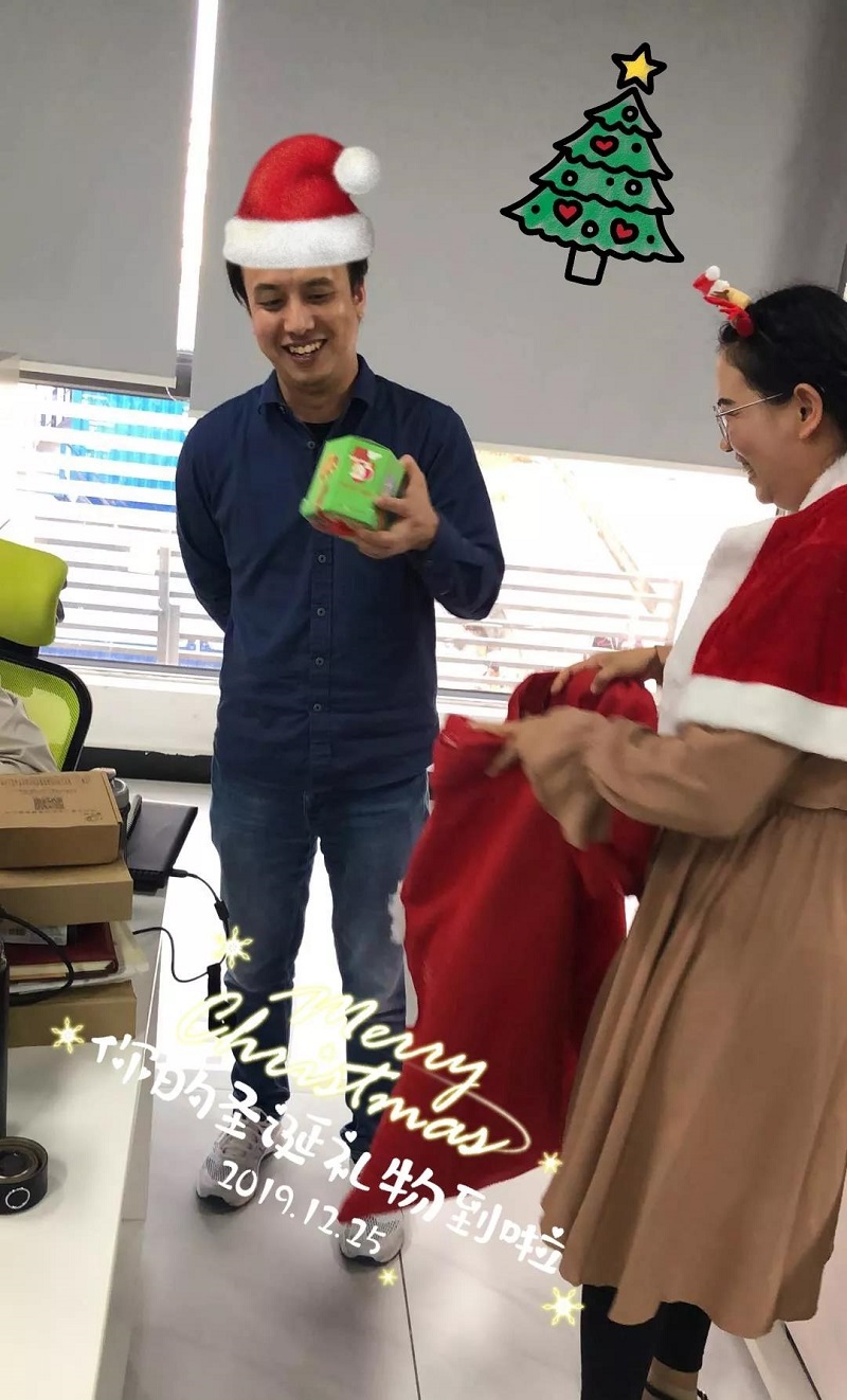 2019年圣诞节云里物里小姐姐化身麋鹿派发礼物