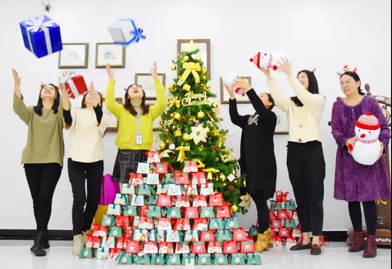 2019年圣诞节云里物里小姐姐化身麋鹿派发礼物